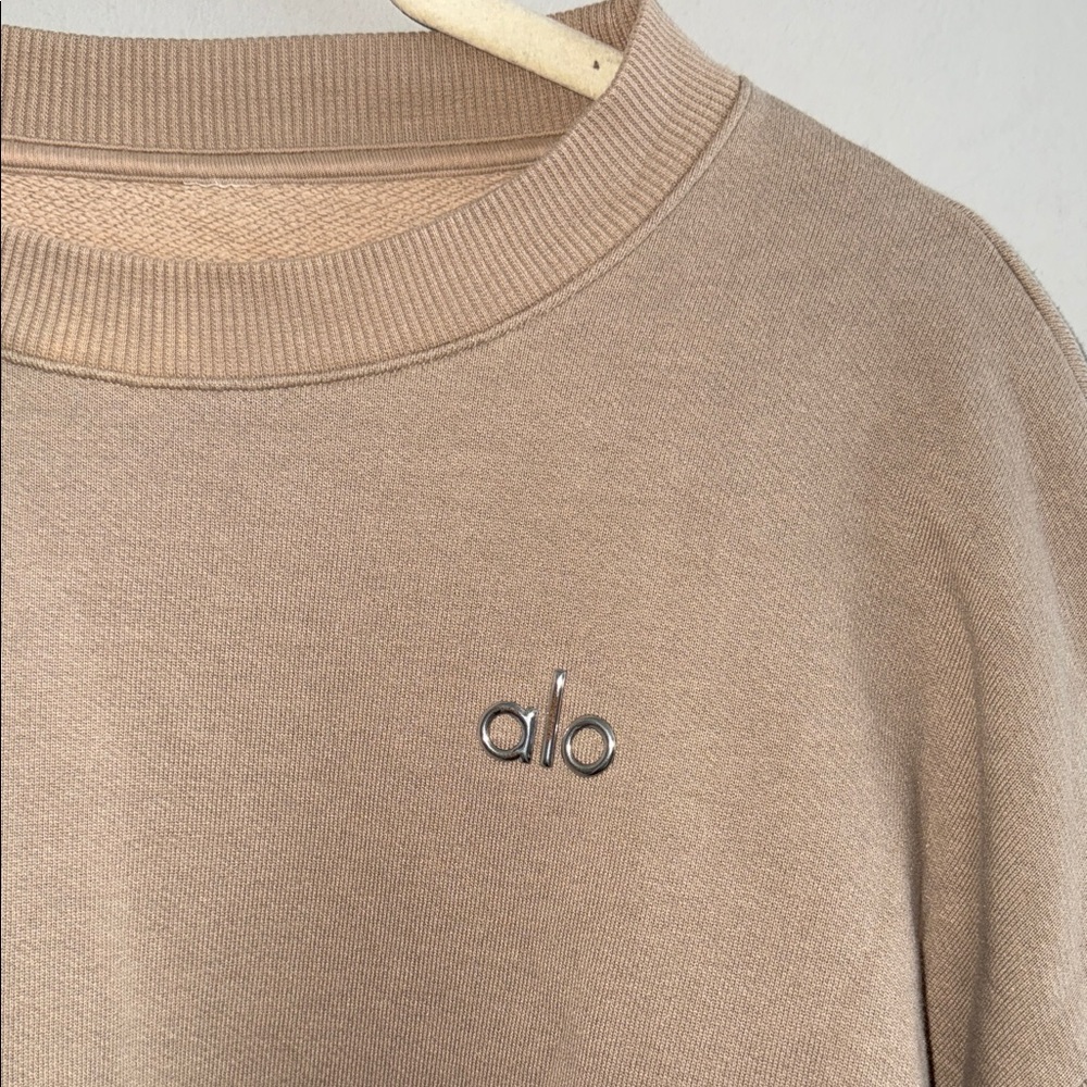 ALO Yoga Women's Beige Crewneck Sweatshirt - Picture 3 of 6